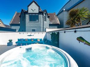 a large hot tub in the backyard of a house at Lobster House - Newquay Cornwall in Newquay