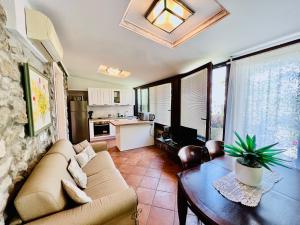 una sala de estar con un sofá y una mesa en YourHome - Maison Iolanda Positano, en Positano