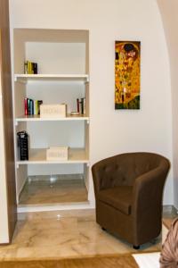 - un salon avec une chaise et une étagère dans l'établissement Casa Cecilia, à Casamassima