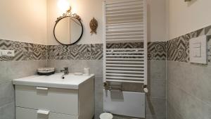 y baño con lavabo y espejo. en Della Grazia 1-2 A en Bolonia