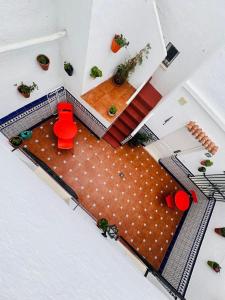 una vista aérea de una sala de estar con una silla roja en Escuela Village, en Marbella