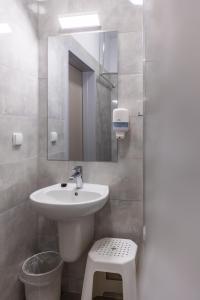 ザモシチにあるPokoje gościnne OSiRのバスルーム(洗面台、鏡付)