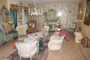 a living room with a table and chairs at Ferienhaus Magnolia in Wittmund