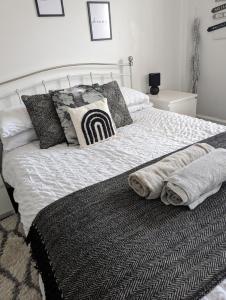 um quarto com uma cama com almofadas em Twenty Four em Hythe