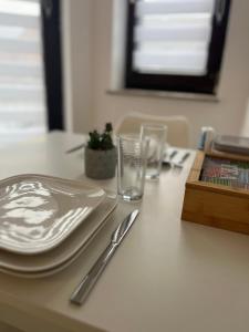 einen Tisch mit einer Platte, einer Gabel und einem Messer in der Unterkunft Studioapartment/Messewohnung in Köln