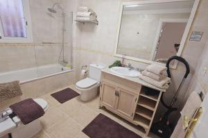 アロナにあるGranada Park Apartamentのバスルーム(洗面台、トイレ、鏡付)
