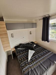 Postel nebo postele na pokoji v ubytování Camping La Commanderie
