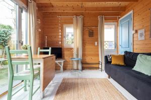 una sala de estar con un sofá y una mesa en Moyo Kijani, en Zandvoort