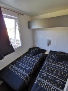 Łóżko lub łóżka w pokoju w obiekcie Camping La Commanderie