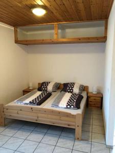 Camping Bockenauer Schweiz في Bockenau: سرير عليه وسادتين في غرفة