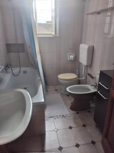 e bagno con servizi igienici, vasca e lavandino. di B&B Albatros a Città di Lipari