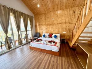 a bedroom with a bed in a room with windows at The Billing Health Resort in Bīr