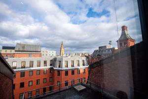 uitzicht op de stad vanuit een raam van een gebouw bij Penthouse in Liverpool City Centre in Liverpool