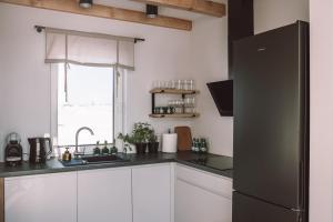 A cozinha ou kitchenette de Zielone Wzgórze komfortowy klimatyzowany domek z balią z aeromasażem