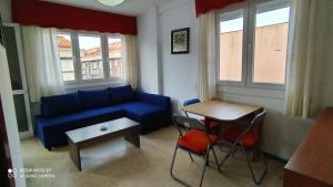 sala de estar con sofá azul y mesa en Apartment - 2 Bedrooms - 0137, en Cangas de Morrazo