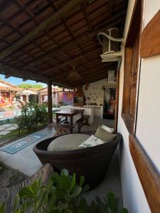una hamaca en el patio de una casa en Casa Recanto - Villa Uryah en Caraíva