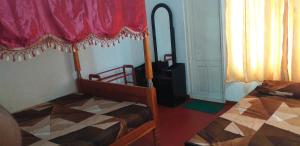 - une chambre avec un lit à baldaquin dans l'établissement Lions Villa & Resort, à Deniyaya