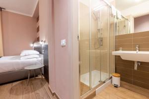uma casa de banho com um chuveiro e um lavatório. em La Loggia de' Banchi em La Spezia