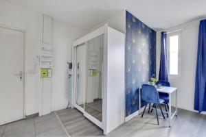 bagno con doccia, tavolo e specchio di 807 Suite Cosy - Superb Apartment a Bagnolet