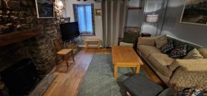 sala de estar con sofá y mesa en Beautiful Cosy Townhouse 3 Double beds 2 Bathroom FREE PARKING en Kendal