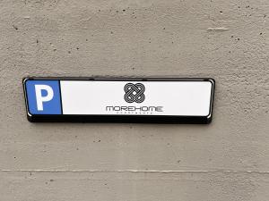una señal en el costado de una pared en MOREHOME Apartments, Center,Parking 180qm, en Bad Wörishofen