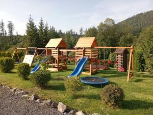 un parque infantil con toboganes y columpios en Chalupa Lenka, en Tatranská Kotlina