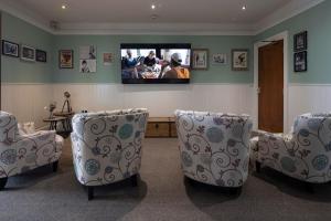 poczekalnia z krzesłami i telewizorem z płaskim ekranem w obiekcie Hotel Penzance w mieście Penzance
