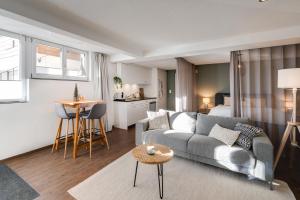 un soggiorno con un divano e un tavolo di Alpen Bijou mit Bergkulisse & Liebe zum Detail ad Adelboden