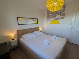 1 dormitorio con 1 cama con 2 toallas en TY FLOSQUE - Jolie maison familiale proche plage, en Ploudalmézeau