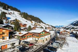 a small town in the mountains with snow at Alpen Bijou mit Bergkulisse & Liebe zum Detail in Adelboden