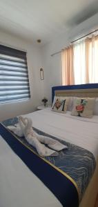 een slaapkamer met een bed met een handdoek erop bij Casa de M&I in General Santos