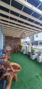 d'une terrasse avec une table et un mur en pierre. dans l'établissement Casa de M&I, à General Santos