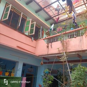 una casa con un balcón con plantas. en Suraj Guest House, en Varanasi
