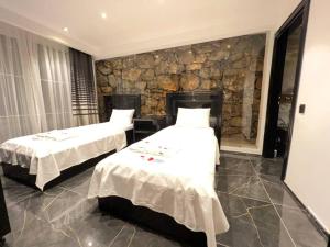 Ένα ή περισσότερα κρεβάτια σε δωμάτιο στο Sea View Villa with Jacuzzi, 4 Bedrooms in Alanya - DolceVita