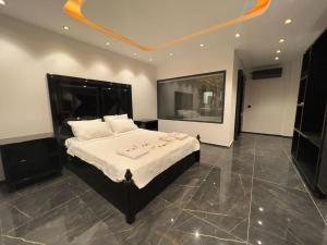 Ένα ή περισσότερα κρεβάτια σε δωμάτιο στο Sea View Villa with Jacuzzi, 4 Bedrooms in Alanya - DolceVita