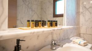 Bilik mandi di The Miller House under Meteora +25 gambar