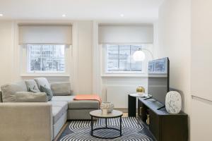Urban Chic – Drury في لندن: غرفة معيشة مع أريكة وطاولة