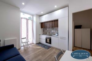 Kuchyňa alebo kuchynka v ubytovaní Capital house 85