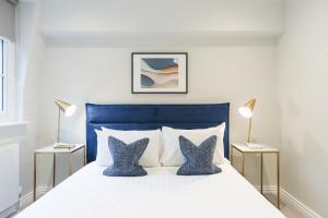 1 dormitorio con 1 cama grande y 2 lámparas en Urban Chic – Drury en Londres