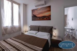 Posteľ alebo postele v izbe v ubytovaní Capital house 85