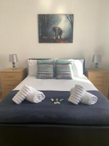 1 dormitorio con 1 cama con 2 toallas en Sherwood- Nottingham Castle- Contractors- Free Parking- Long and Short Stays en Nottingham