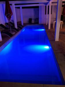 - une piscine avec éclairage bleu dans la chambre dans l'établissement Riad Ocean Beach Douira, à Agadir
