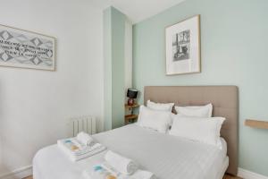 En eller flere senger på et rom på 163 Suite Carole - Superb apartment in Paris