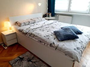 ワルシャワにあるSady Flatのベッドルーム1室(白い掛け布団付きのベッド1台付)