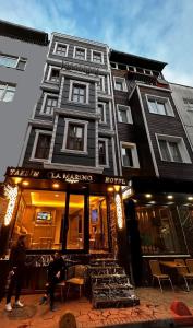 un bâtiment avec un magasin devant lui dans l'établissement Taksim La Marino Hotel, à Istanbul