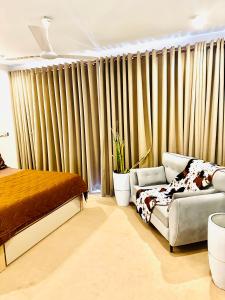 um quarto com uma cama e uma janela com cortinas em Casa de Amor em Ratmalana