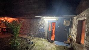 Peppina Home في Ghilarza: غرفة فيها باب ومصنع وضوء