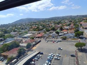 une vue aérienne sur un parking avec des voitures garées dans l'établissement NEW BOSTON, au Cap