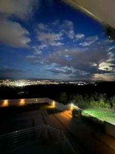 - une vue sur la ville la nuit dans l'établissement TEA APARTMAN, à Niš