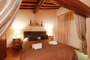 - une chambre avec un grand lit et 2 oreillers blancs dans l'établissement Santa Reparata Loft Florence, à Florence